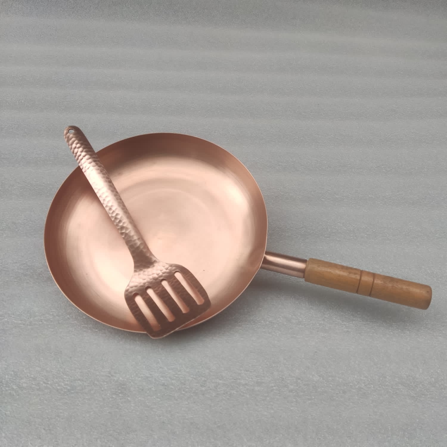 Round Plain Copper Pan with Matte Finish, Wood Handle and Spatula 10"
