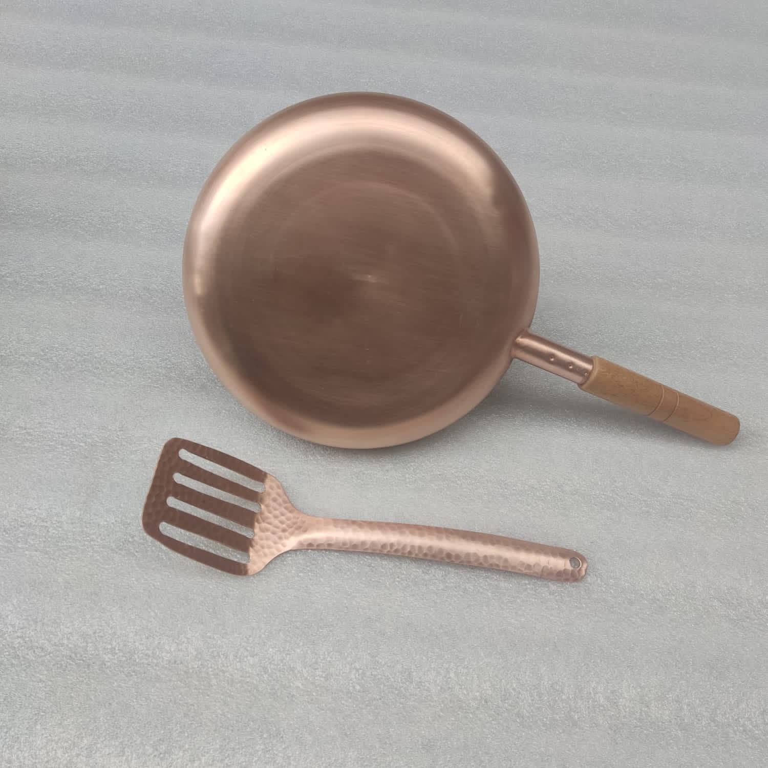 Round Plain Copper Pan with Matte Finish, Wood Handle and Spatula 10"