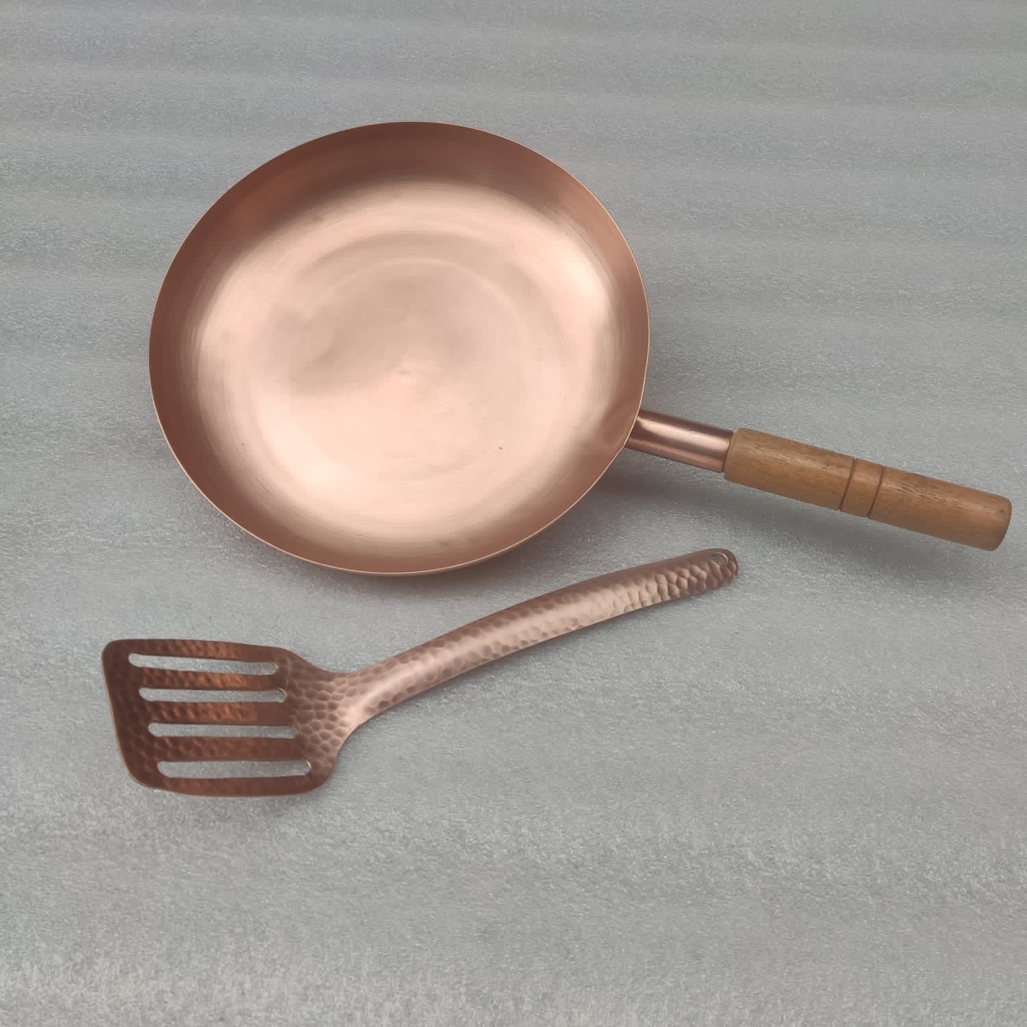 Round Plain Copper Pan with Matte Finish, Wood Handle and Spatula 10"