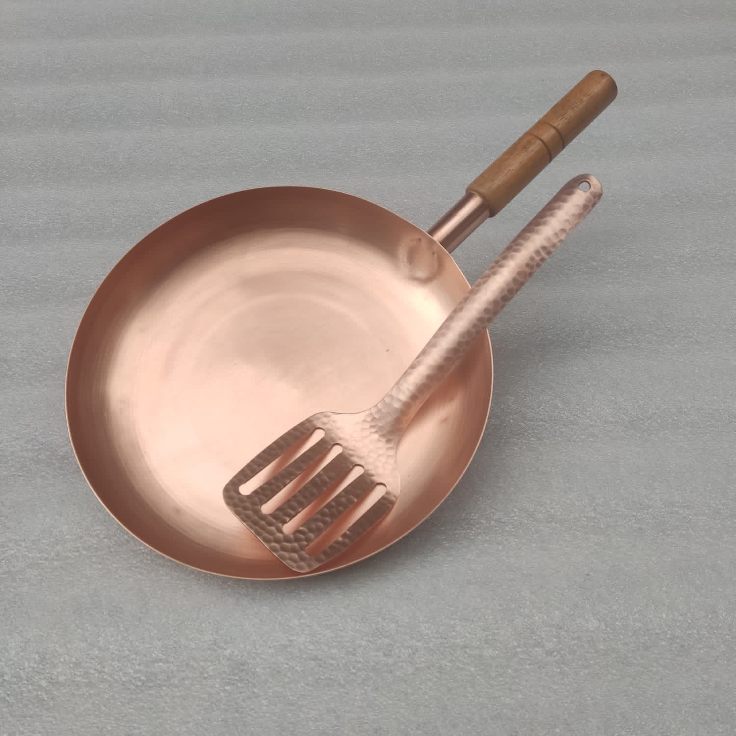 Round Plain Copper Pan with Matte Finish, Wood Handle and Spatula 10"